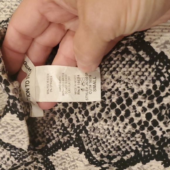 Caution to the Wind mock neck cropped tank top - Picture 2 of 3